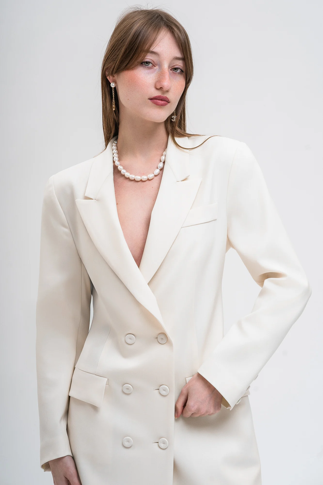 Incantevole Milano Fall Winter 2026–2027 – ivory double-breasted blazer with a pearl necklace