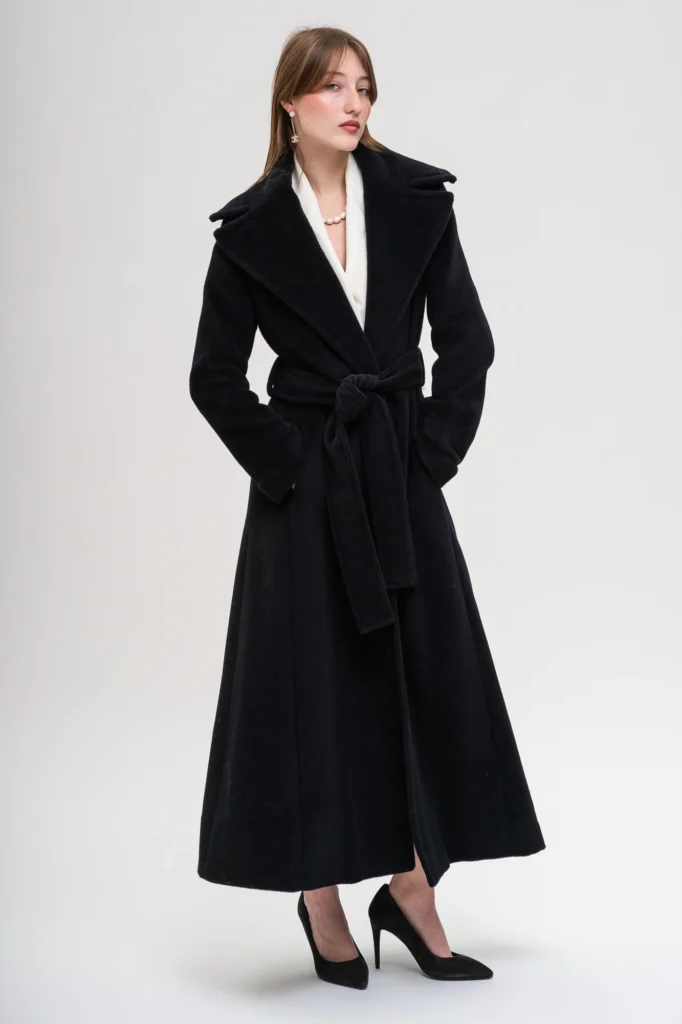 Incantevole Milano Fall Winter 2026–2027 – black belted coat with wide lapels