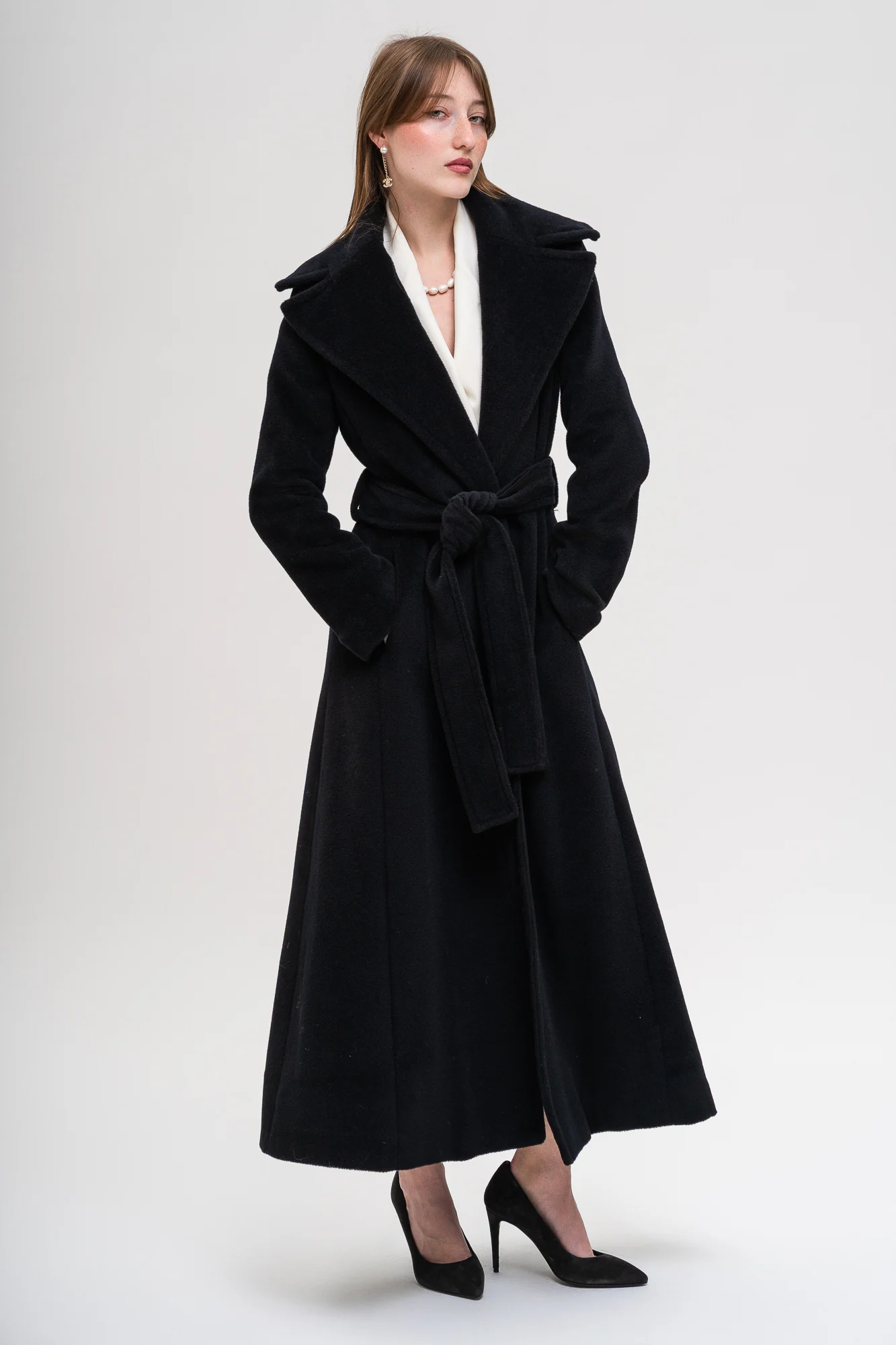 Incantevole Milano Fall Winter 2026–2027 – black belted coat with wide lapels