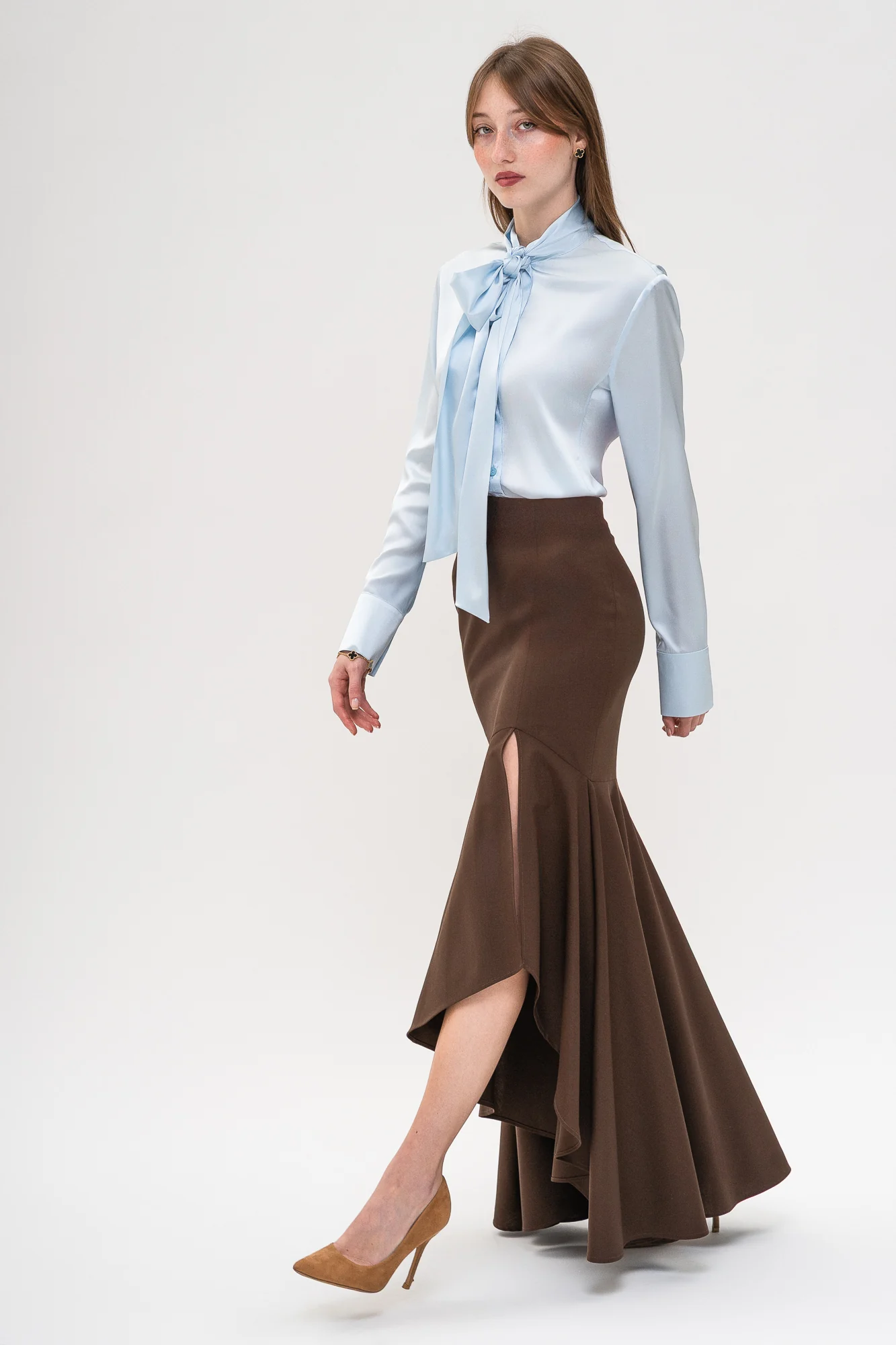 Incantevole Milano Fall Winter 2026–2027 – pale blue blouse and flowing brown skirt