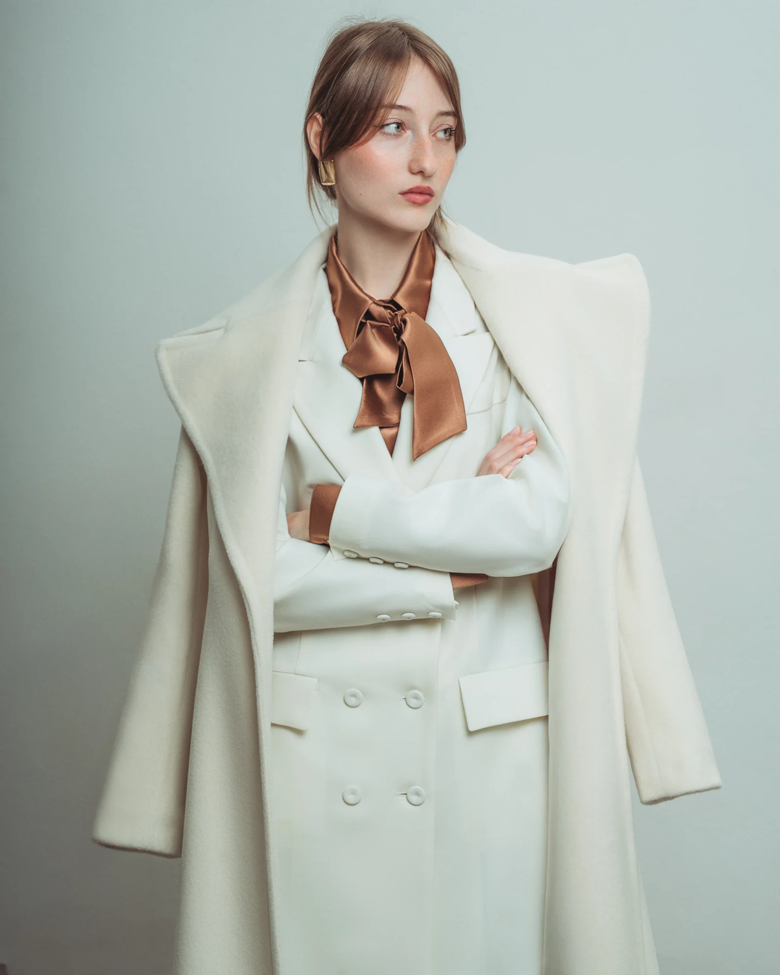 Incantevole Milano Fall Winter 2026–2027 – ivory tailored ensemble with a coat draped over the shoulders